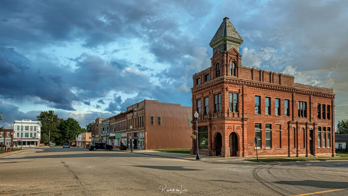 Kommun rekommenderar borttagning av St George's Cross från historisk pub