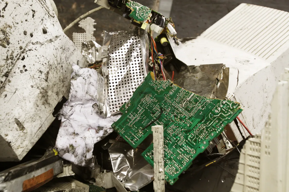 Mänskliga kvarlevor hittade på återvinningsanläggning leder till årslång