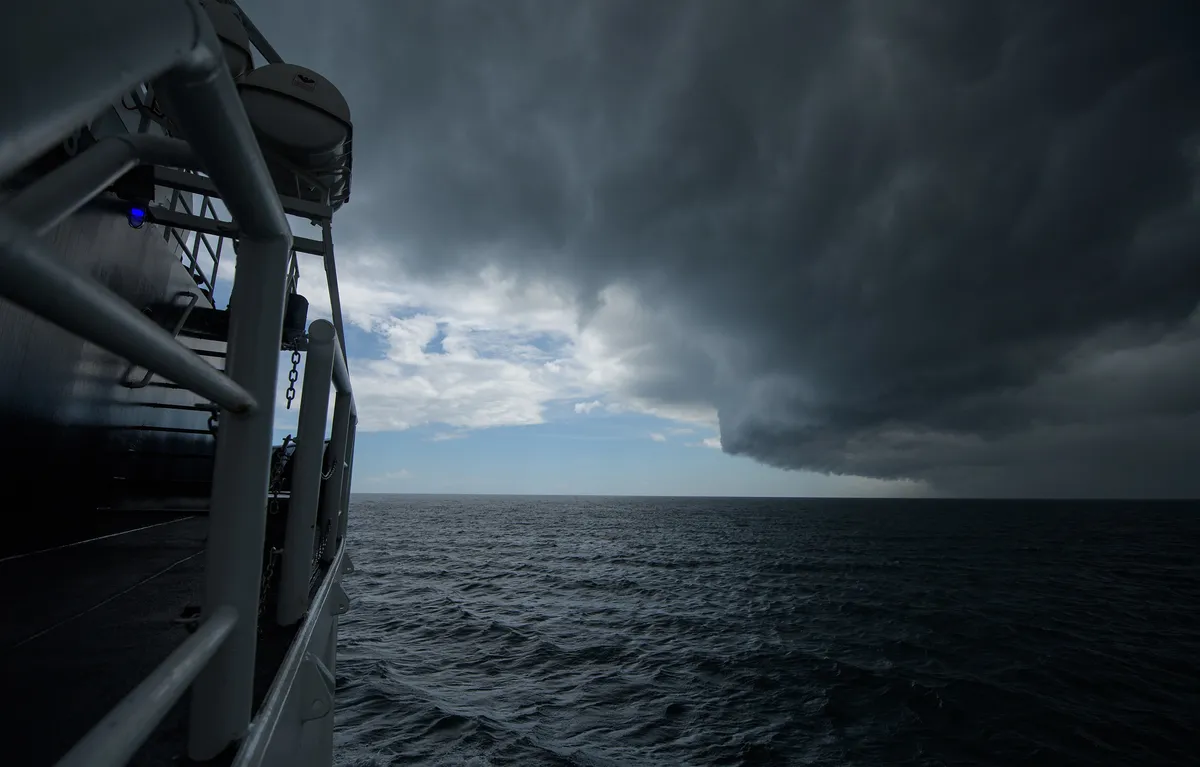 Fiji Princess grounded, LMZ Pluto abandoned, Viking Sky blackout