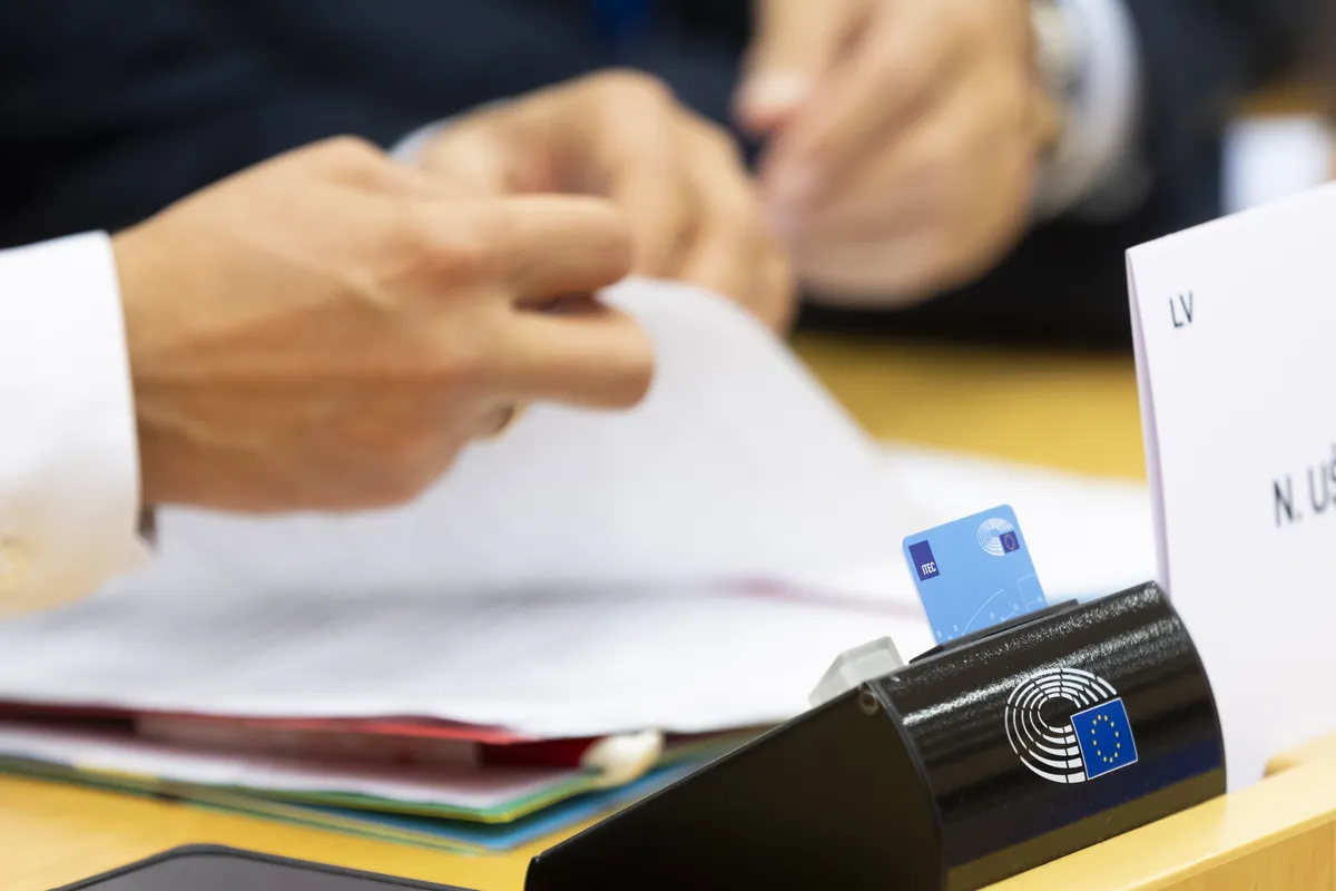 Mary Robinson fördömer USA och Israel vid kvinnodagsrally i Belfast