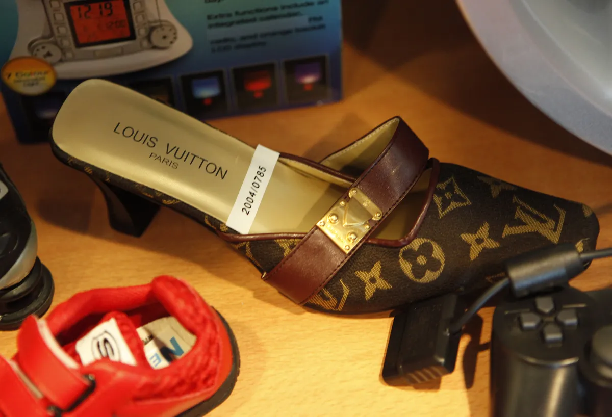 Former Arsenal Goalkeeper Sold Fake Gucci Gear to Teammates