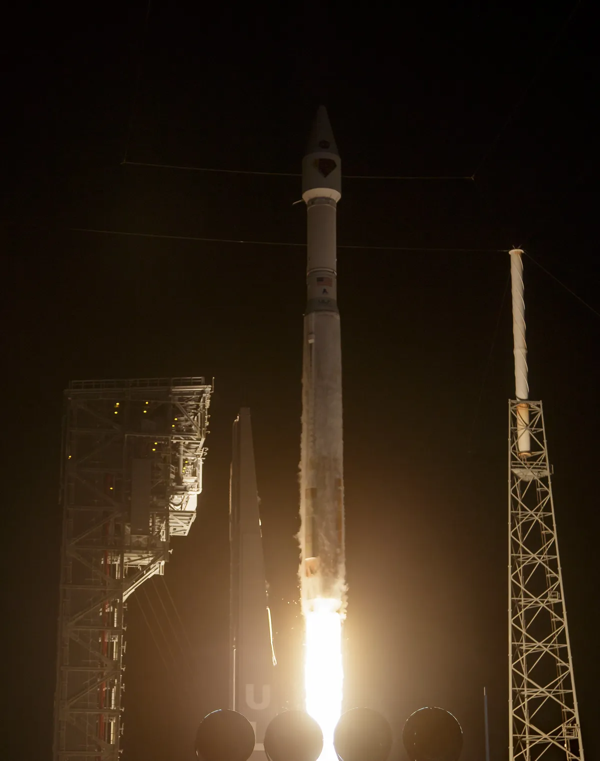 Artemis II-besättningen sätter distansrekord trots tekniska problem på