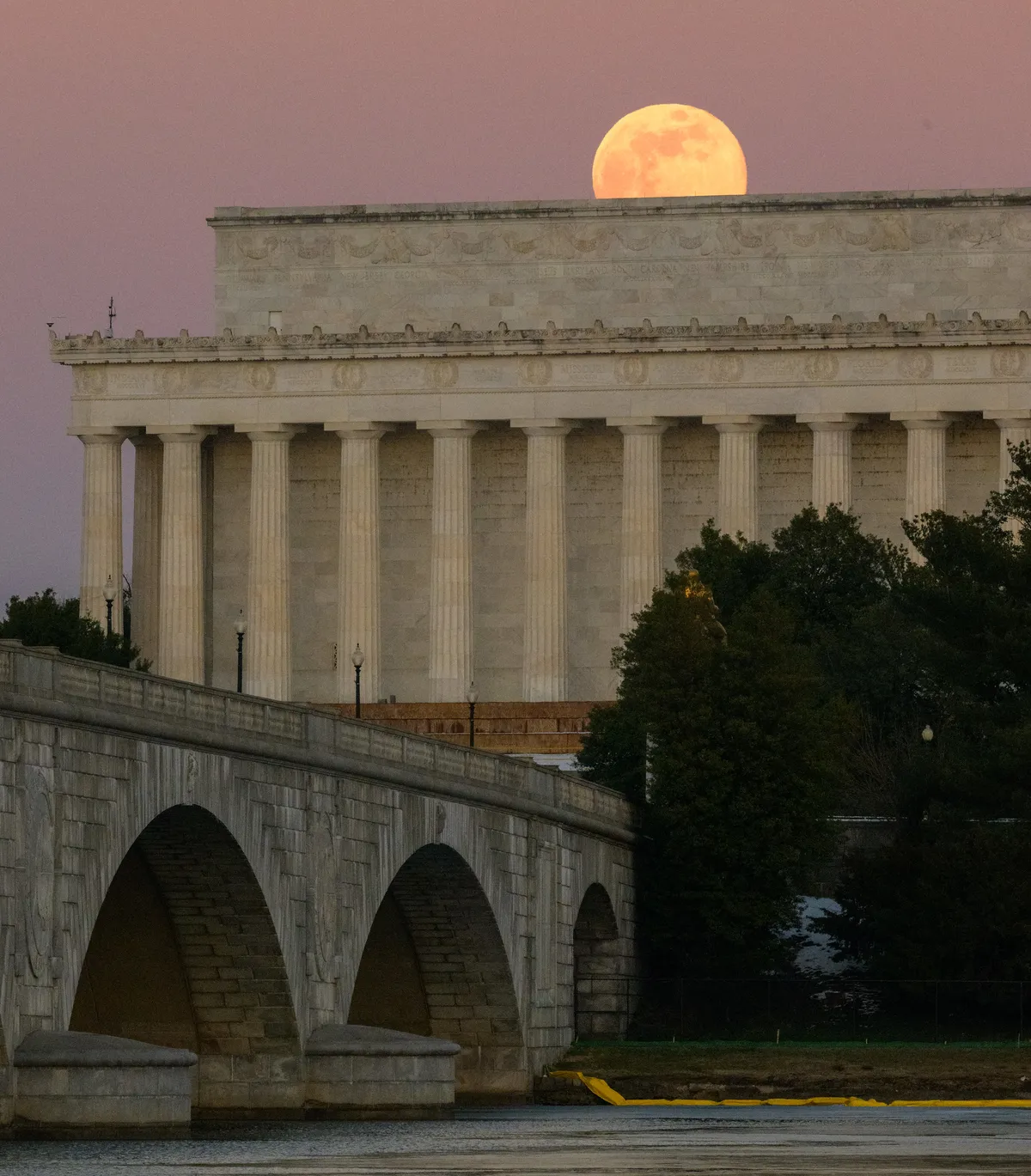 Trump awards no-bid contract for Reflecting Pool repaint
