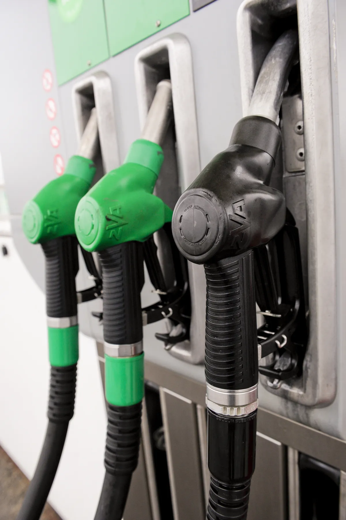 Iran hotar Hormuzsundet medan Trump hävdar att kriget nästan är över