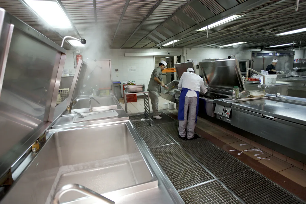 Buckingham Palace seeks live-in Kitchen Porter on fixed-term contract