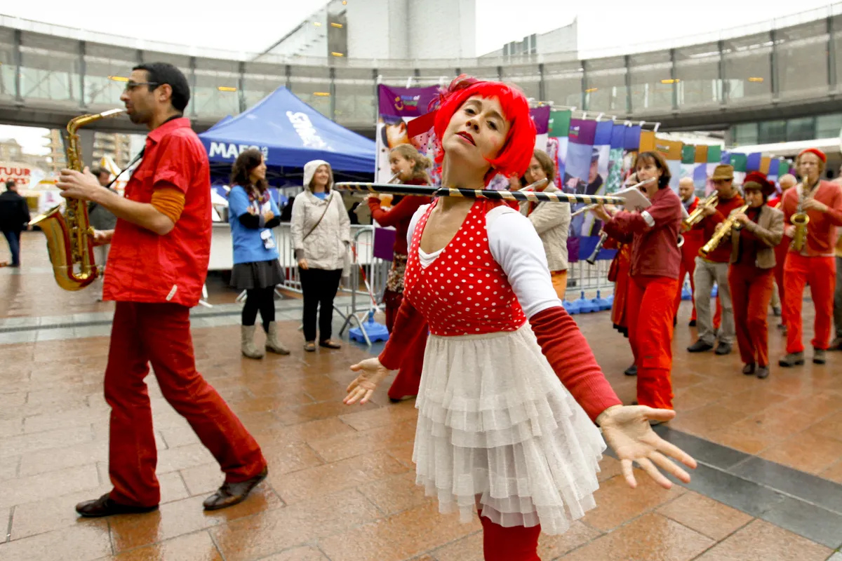 Comedian Hosts Free Community Dinner for Over 1,000 to Combat Loneliness
