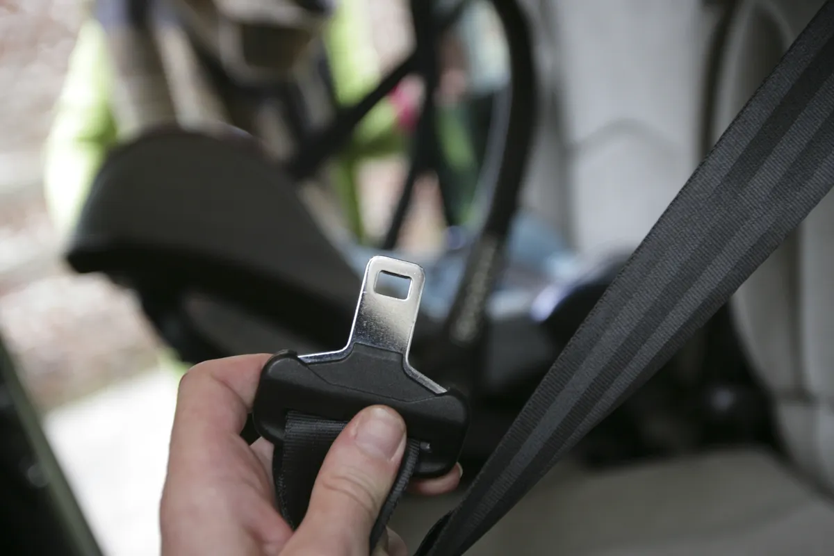 Kinderkraft-bilbarnstol lossnar i krocktest – säkerhetsrisker uppmärksammas