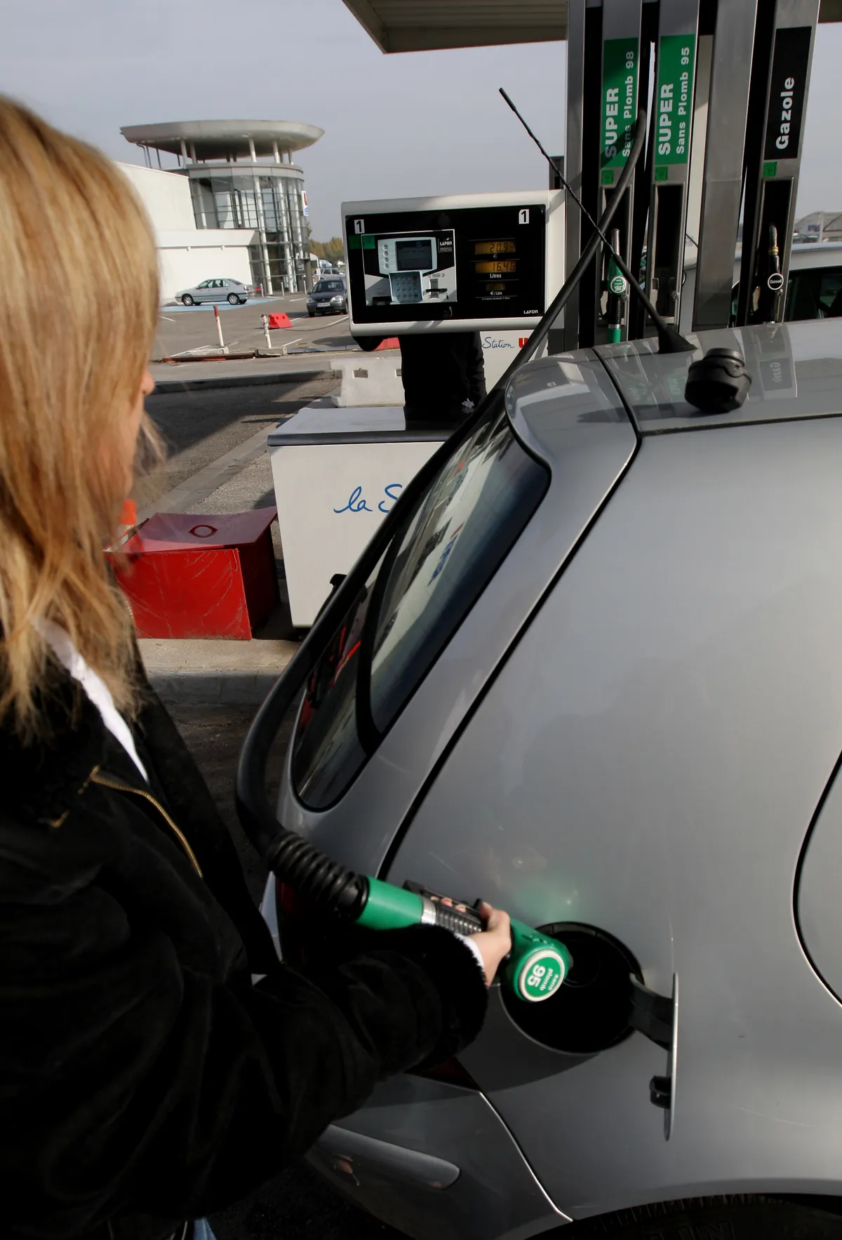 Italian airports face jet fuel restrictions amid supply crisis