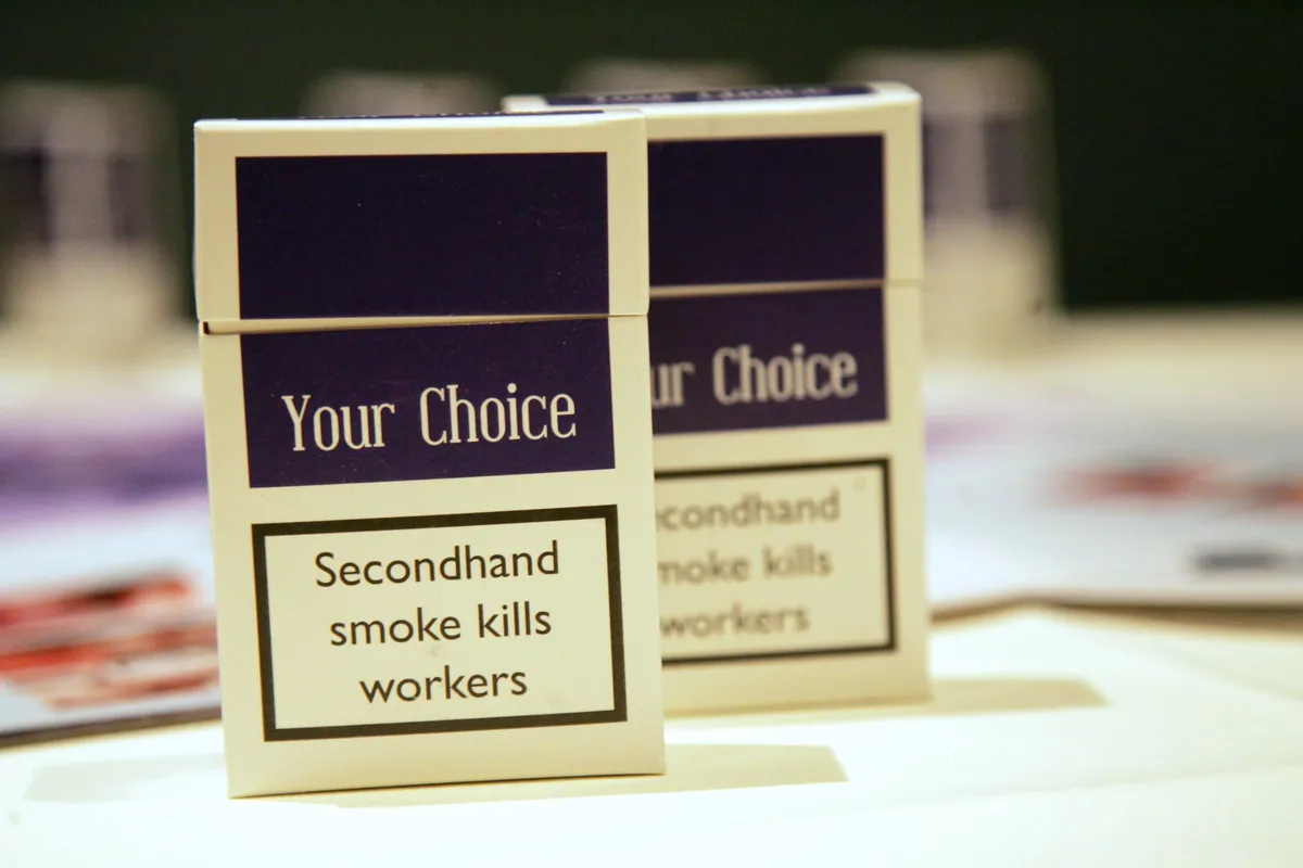 Bolton-butik förlorar licens efter att dold tobaksgömma hittats