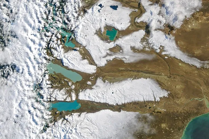 Satellitbilder fångar sällsynt snöfall i Patagoniska öknen efter storm