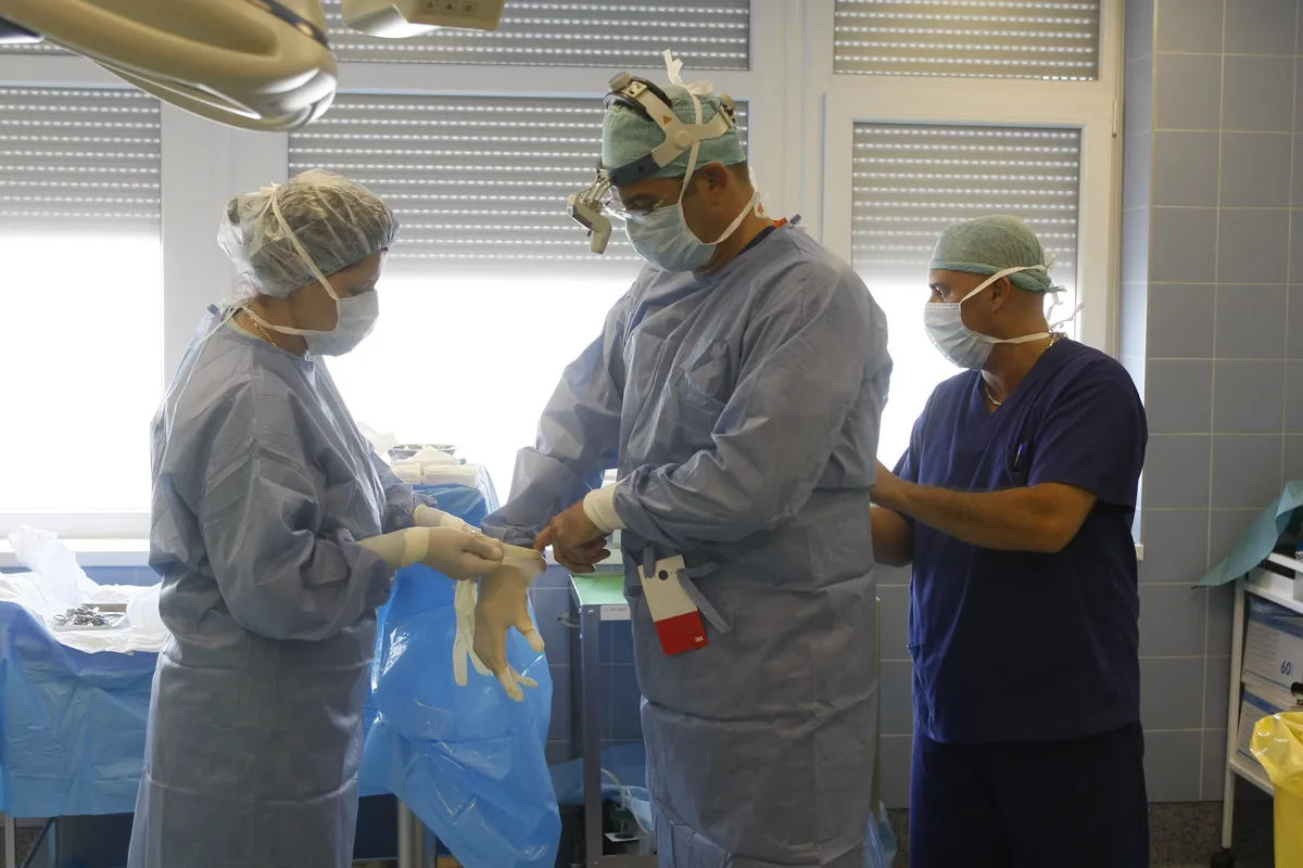 Yazmin Oukhellou och Jojo McGinniss genomgår kosmetiska ingrepp i Turkiet