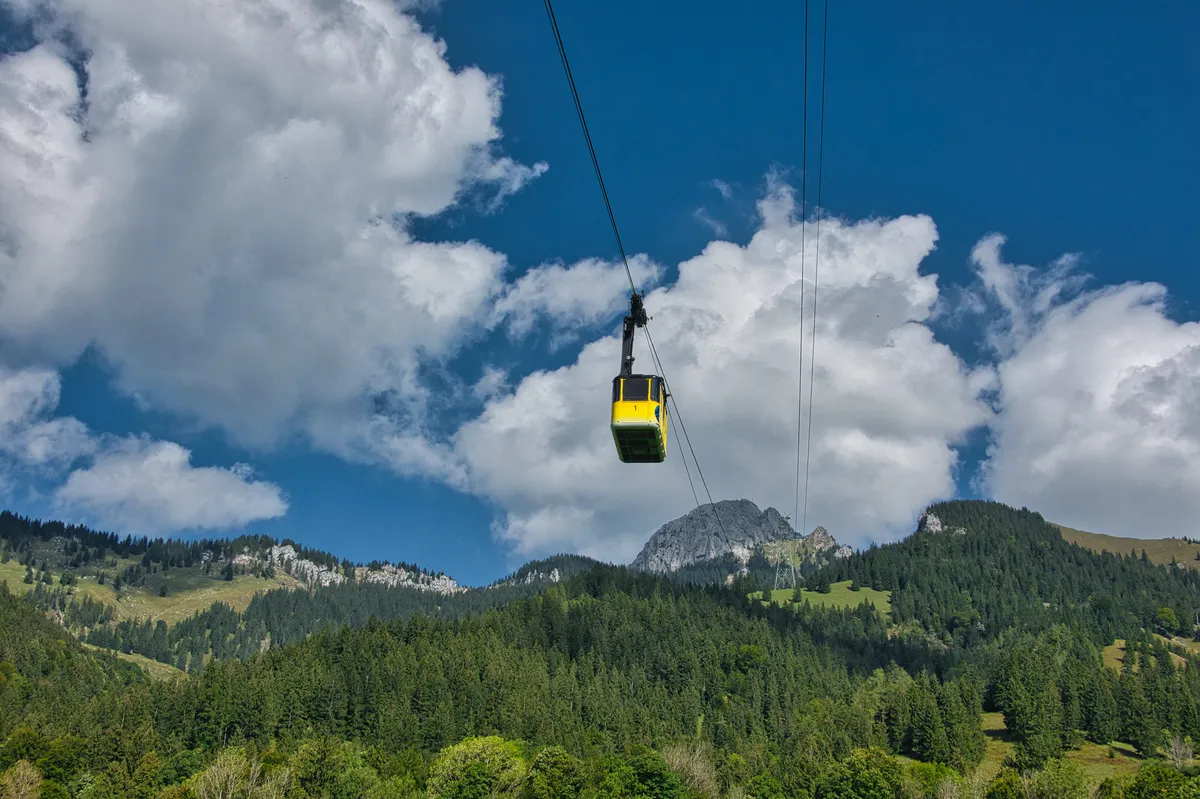 Gondola Comes Loose in Engelberg Alps Due to Strong Winds