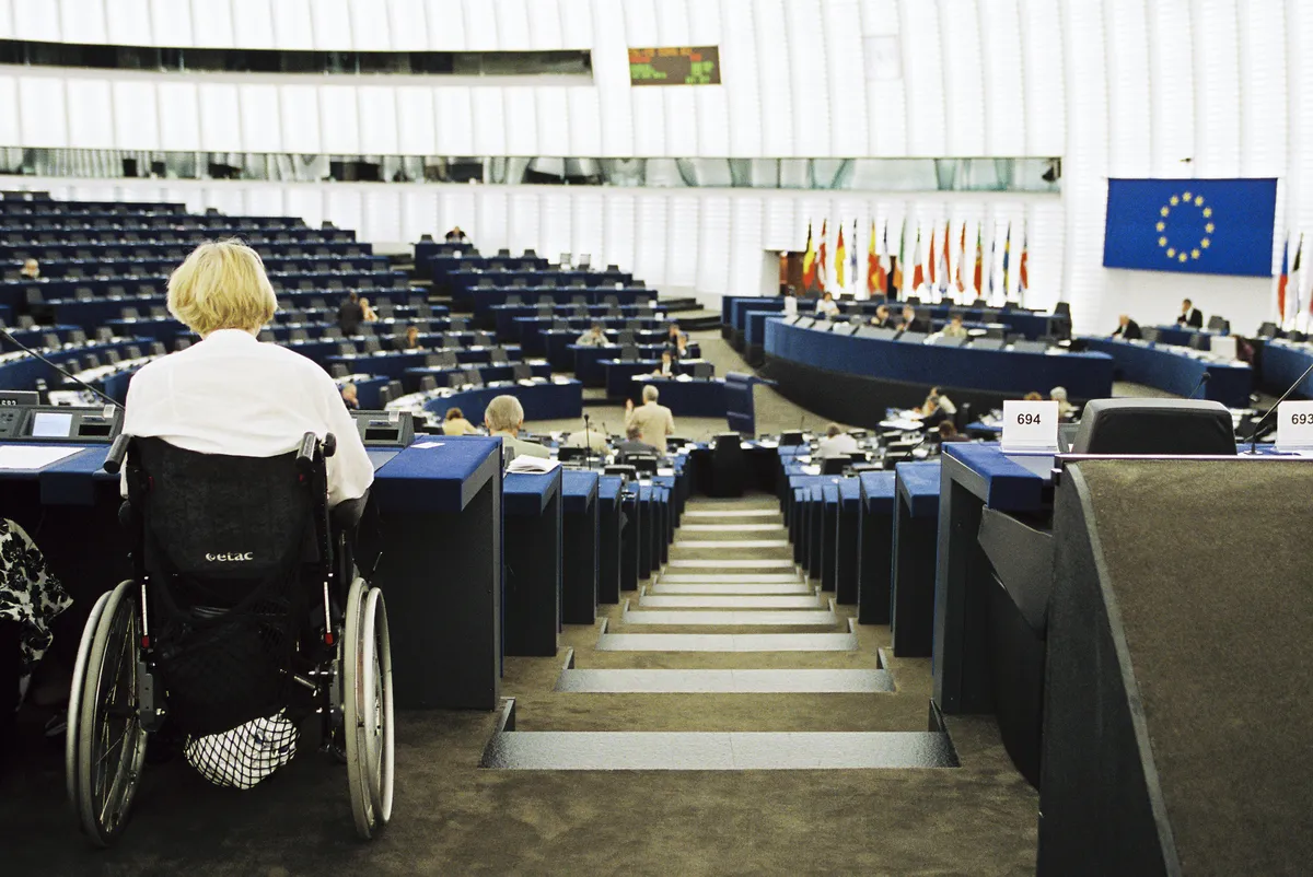 Eamonn Holmes uses wheelchair, criticizes accessibility issues