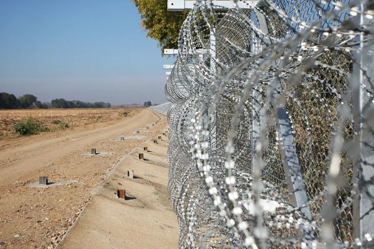 Grekisk polis rekryterar migranter för pushbacks, rapporterar BBC