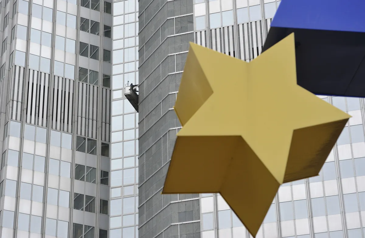 Crispin Odey överklagar finansiellt förbud när domstol hör detaljer om utredning