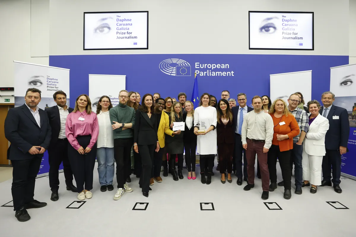 Media Outlets Face Crisis as Galas Lose Viewers and Ad Revenue