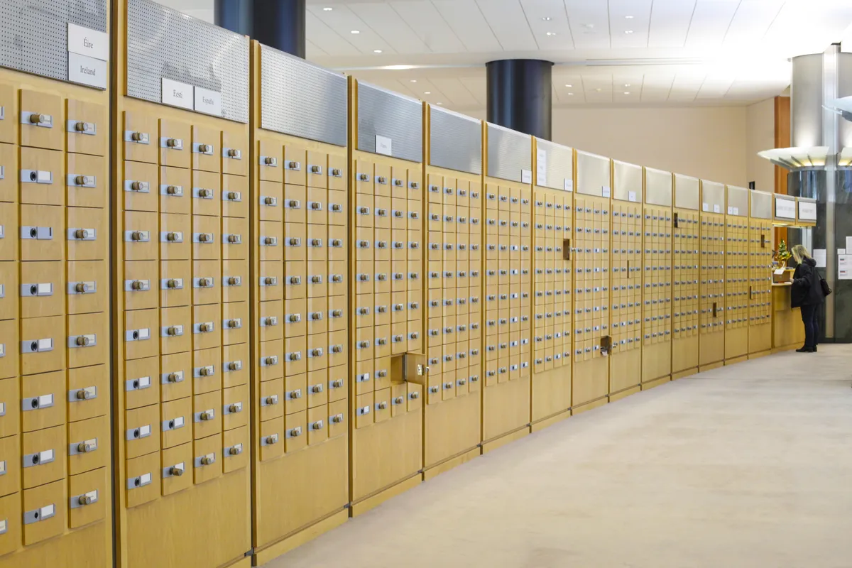 Royal Mail släpper frimärken för att fira drottning Elizabeth II:s 100-årsdag