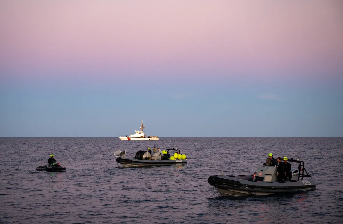 Polis och kustbevakning bordar flagglöst fartyg utanför Helsingborg