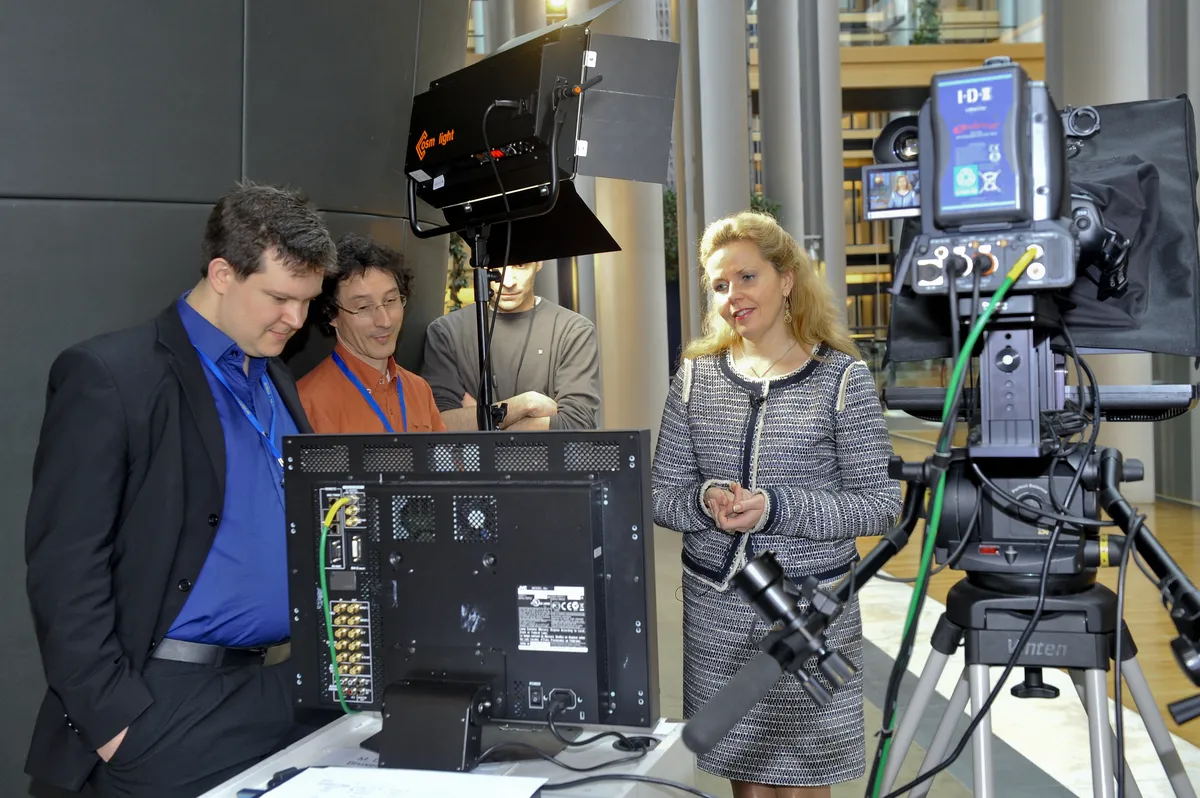 Martin Lewis apologizes for interrupting Badenoch, steps back from TV