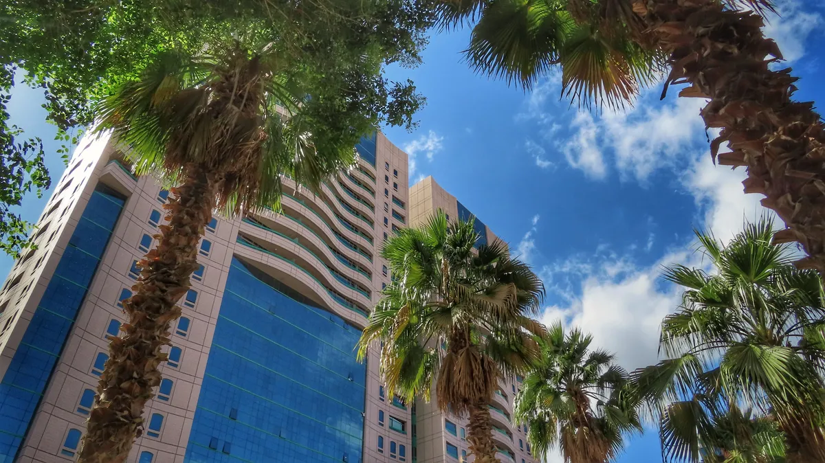 Dubai-influenter försvarar säkerheten trots konflikt och flygstörningar