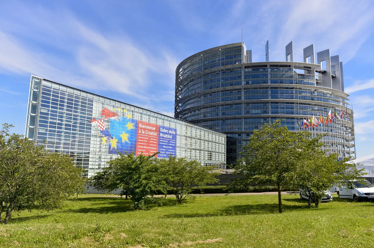 Storbritanniens justitieminister försvarar internationell rätt vid