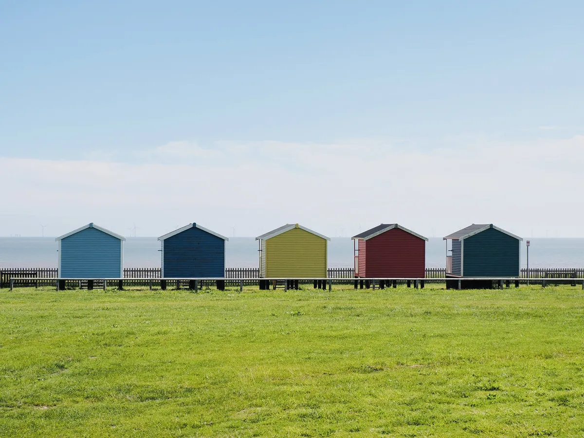 Kommunen röstar för full skatt på Mudefords strandhyddor – rabatt avskaffas