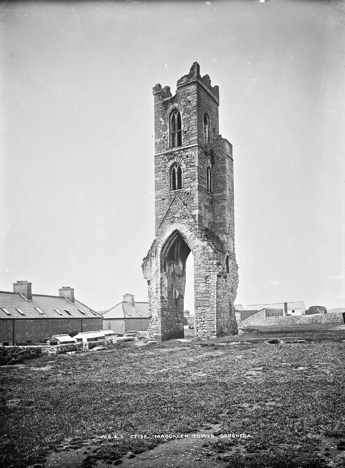 Man dör i oförklarat fall från höghus i Glasgow