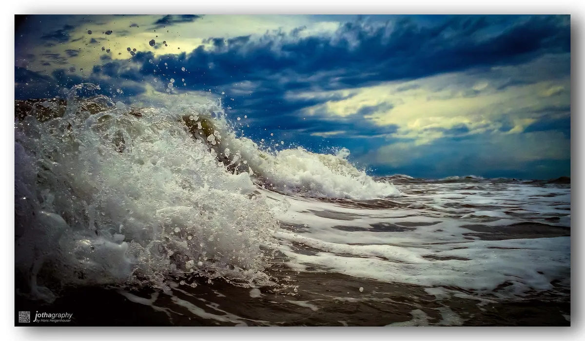 Man antas omkommen efter att ha fallit överbord från tanker i stormigt Nordsjön