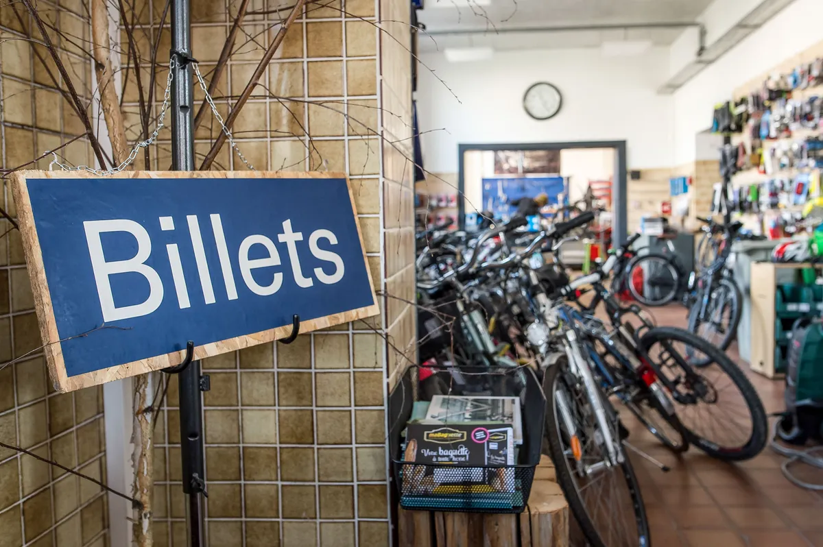 Kumla's Snällboden Clothes Swap Booth Closes After Successful Advent Run