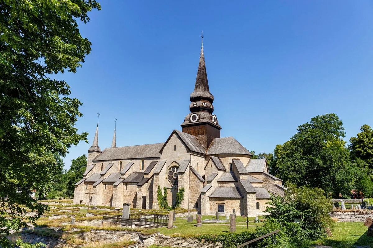 Hundratals 1600-talsgravar hittade under nedbränd svensk kyrka