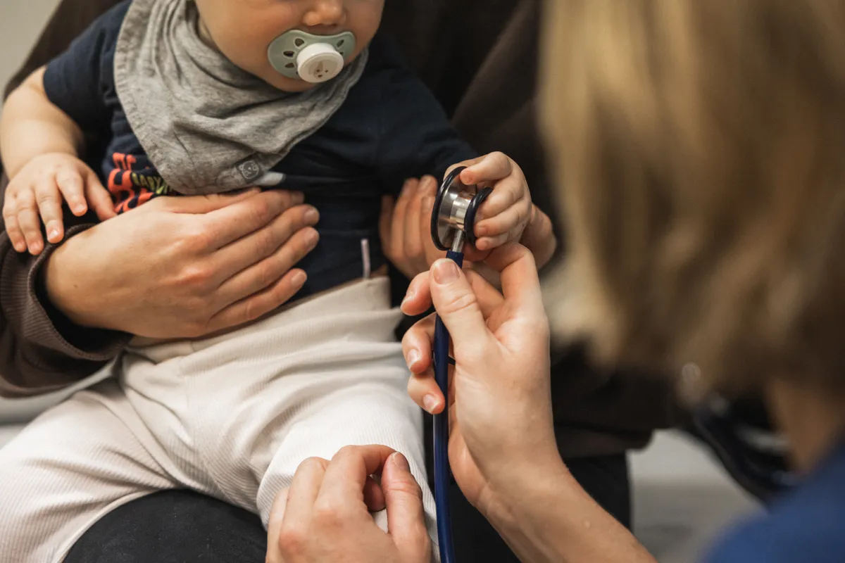 Mor söker diagnos för 14 månader gammal dotter med mystisk sjukdom