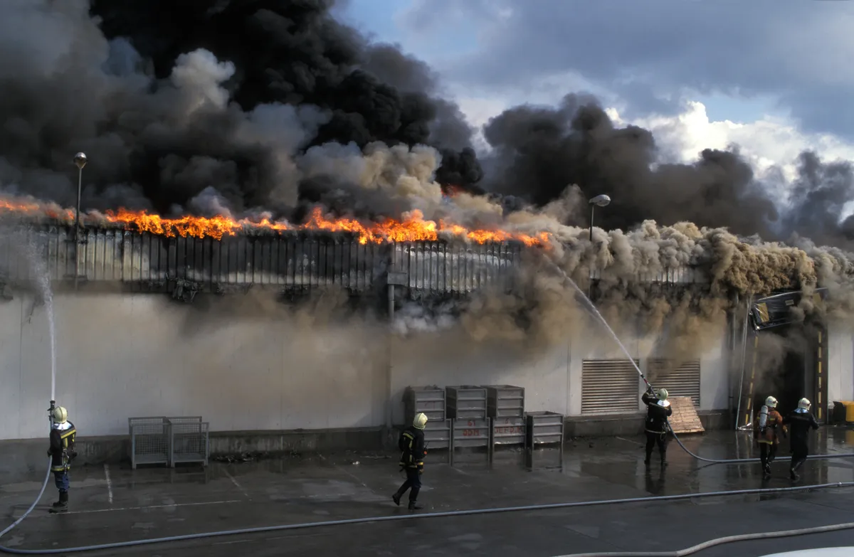 Brand dödar 41 på nyårsafton när stormar och våld drabbar Europa
