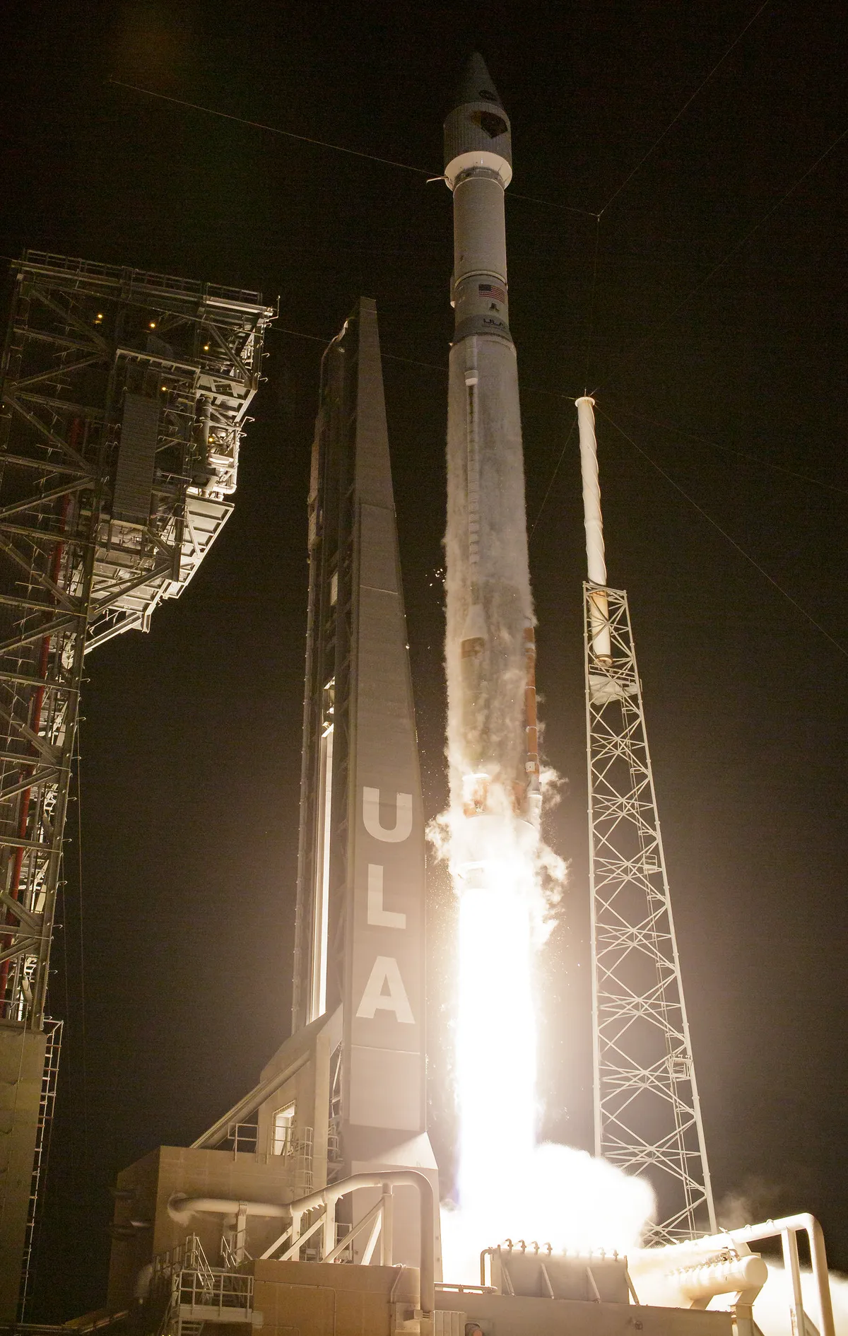 Artemis II kommer fram från månens radioskugga och slår avståndsrekord