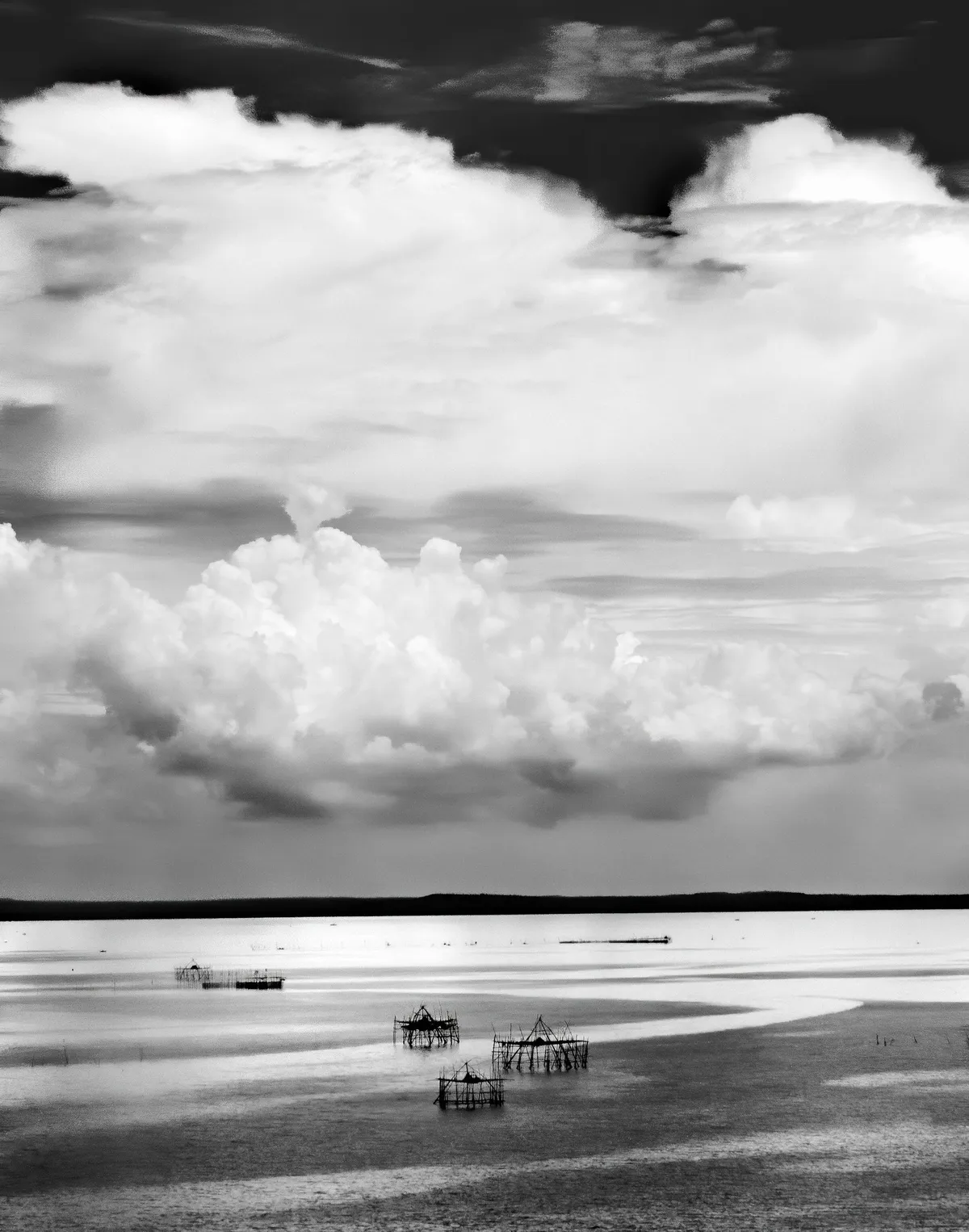 Shooting in Istanbul, Storm Disrupts Shrimp Supply, Bomb Scare in Malmö