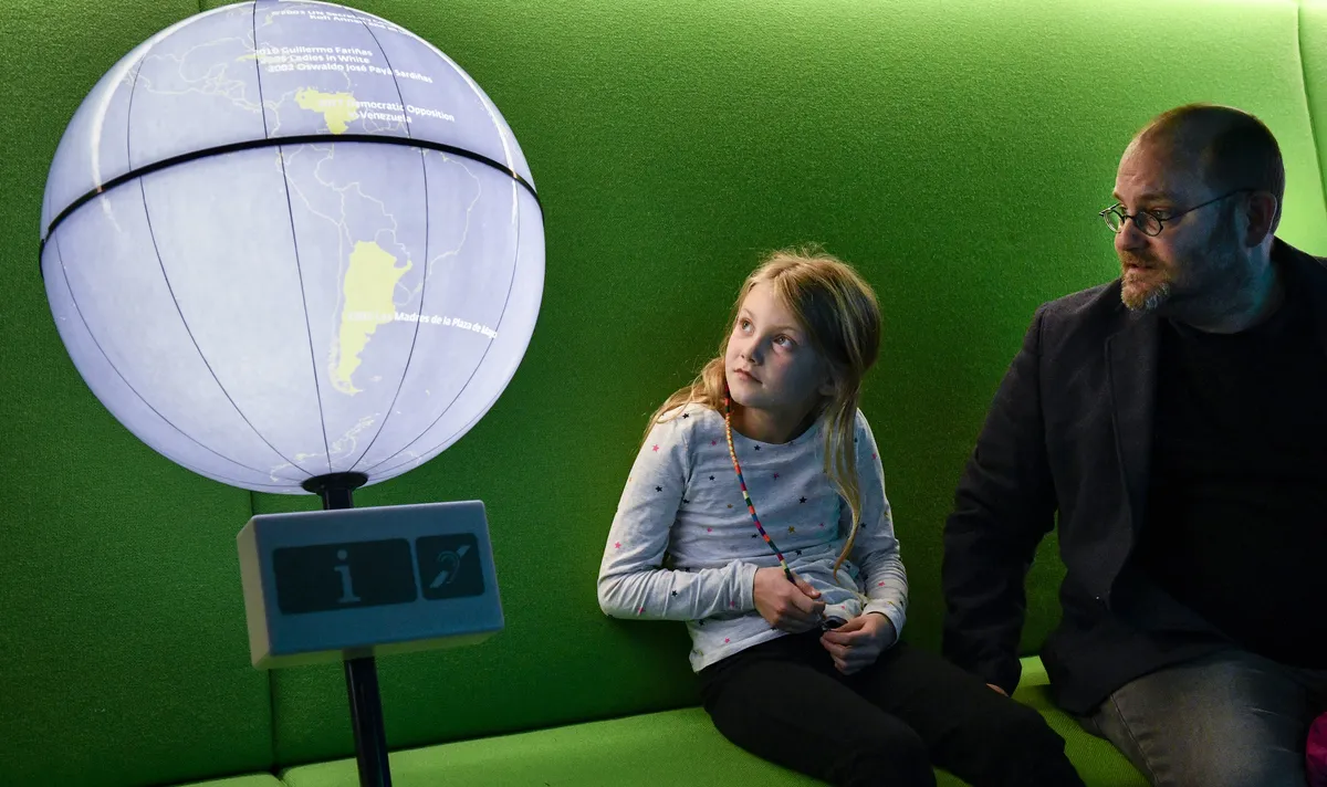 Tove Folkessons nya bok utforskar far-dotter-relationer