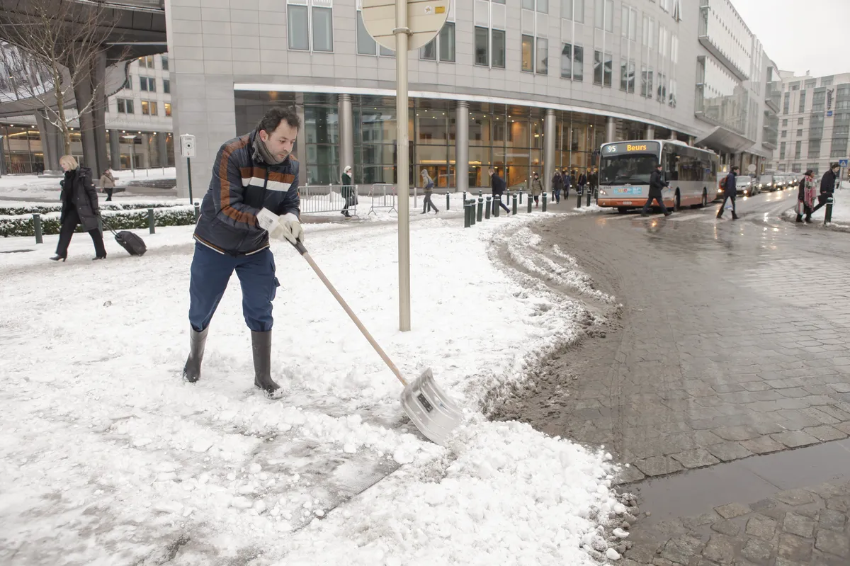 Umeå Clears Artificial Turf Pitches Early Due to Thaw
