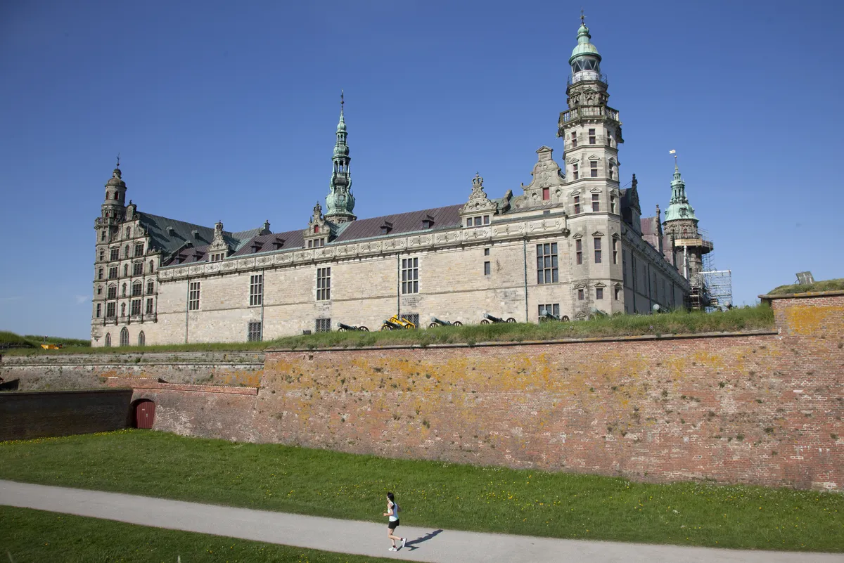Tahitian students arrive in Helsingborg after 1,500-mile journey