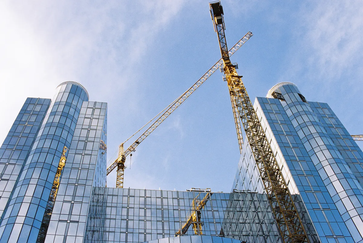 Man död i M6-krasch mellan skåpbil och kranbil